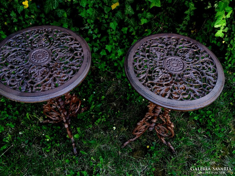 Cast iron table (there is 1)