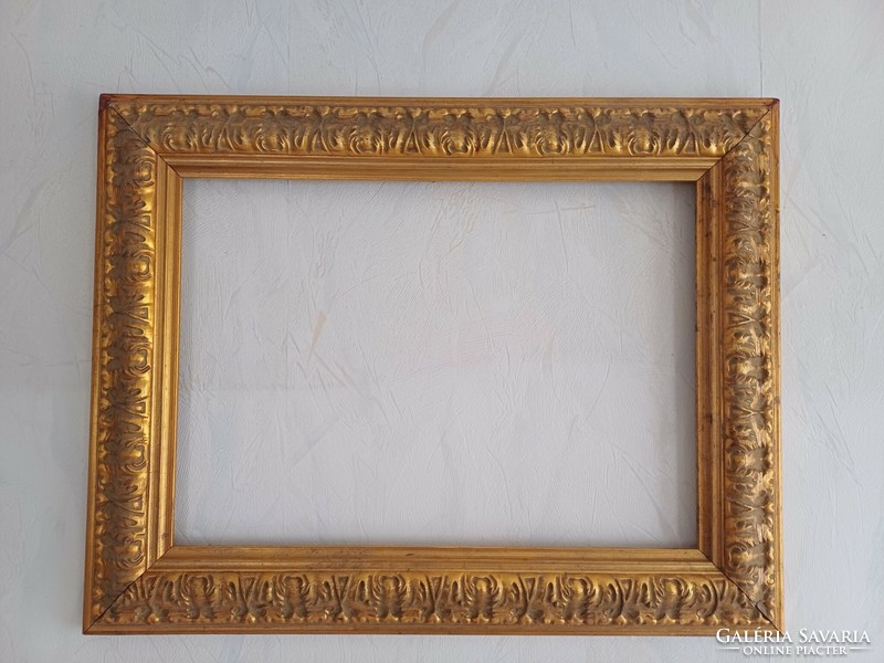 Looking for a wide gilded picture frame, looking for a mirror, looking for a painting