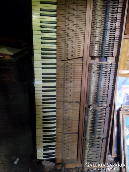 Lauberger&gloss piano keyboard