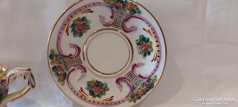 R. Capodimonte gyönyörű, figurális festett porcelán csésze aranyozott belsővel és alj
