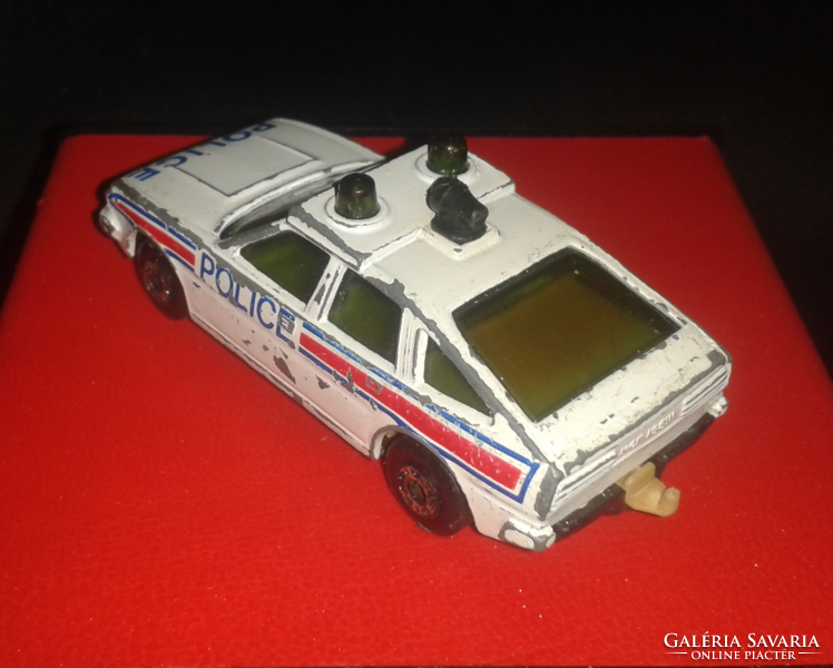 Matchbox no8 rover 3500 police car 1980 white 1:64 made in Macau