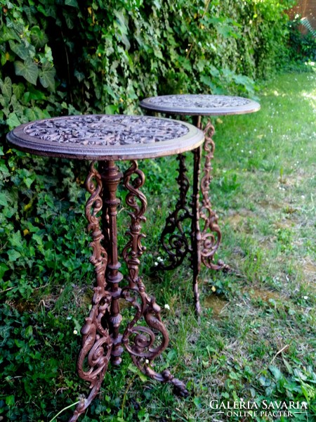 Cast iron table (there is 1)