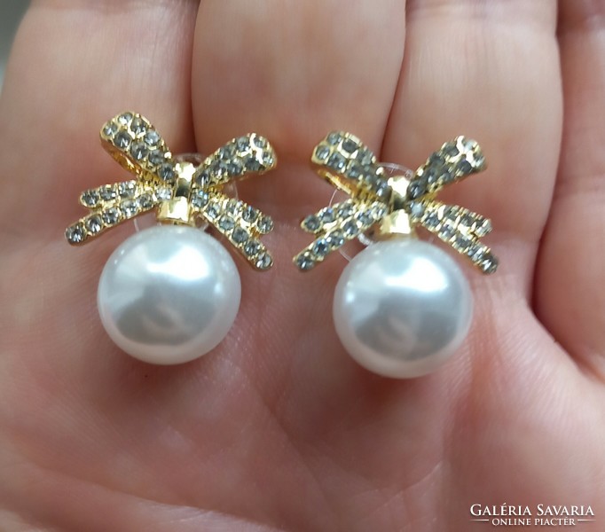 Rhinestone bow and pearl design earrings