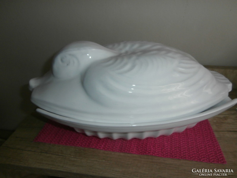 Ceramic oven dish in the shape of a duck