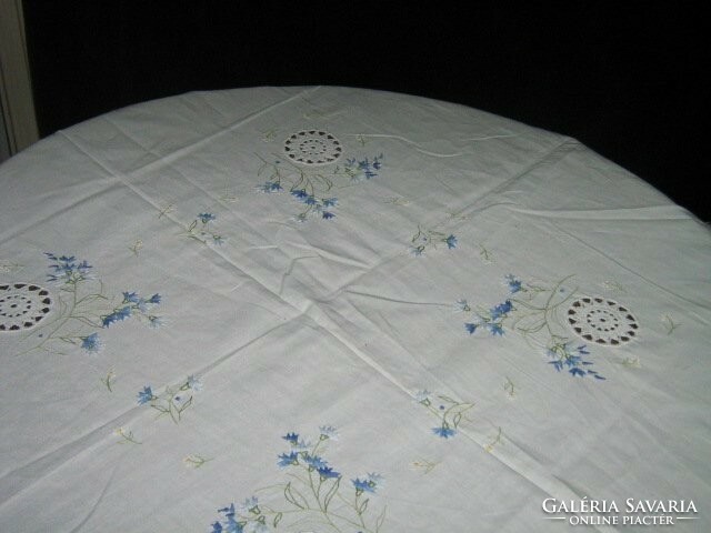 Tablecloth with a crochet insert embroidered in charming blue