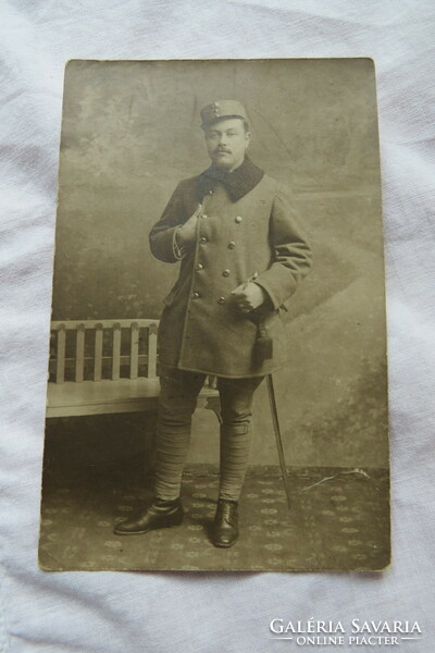 Antik katonai fotólap, egyenruhás férfi, kard 1910-20-as évek körüli