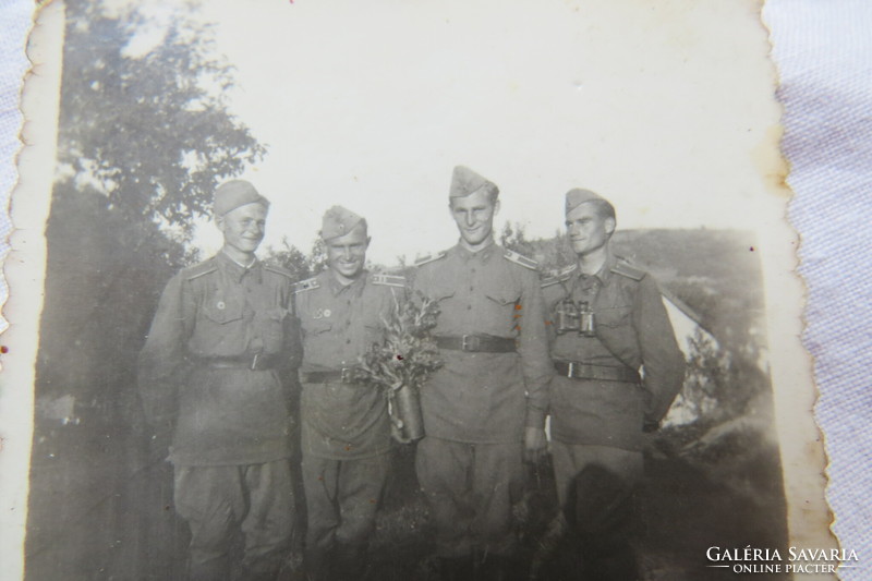 Régi kisméretű katonai fotó, fiatal férfiak egyenruhában