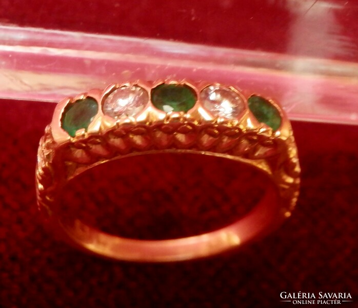 Brilliant 18k gold ring with emerald stones