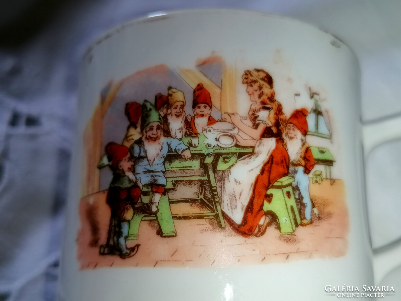 Nagyon ritka, Hófehérke és a hét törpe, vélhetően Zsolnaygyermek mesejelenetes csésze