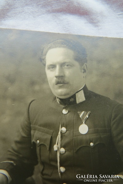 Régi katonai fotólap, egyenruhás férfi kitüntetéssel 1910-20-as évek körüli