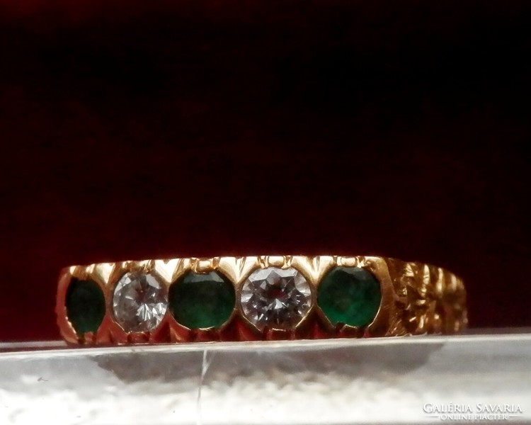 Brilliant 18k gold ring with emerald stones