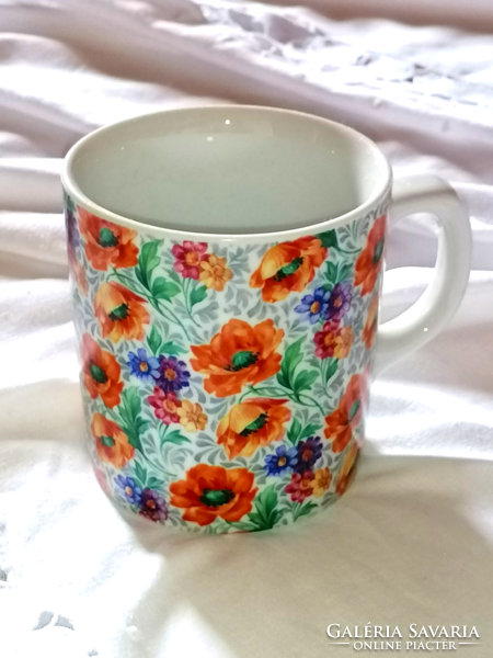 Poppy cup with a retro, cheerful atmosphere