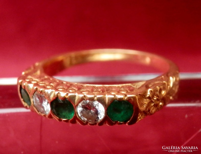 Brilliant 18k gold ring with emerald stones