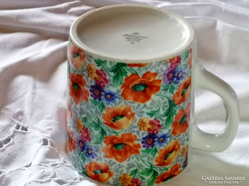 Poppy cup with a retro, cheerful atmosphere