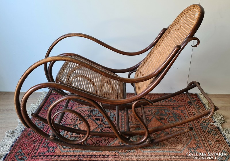 Thonet hintaszék, lábtartóval