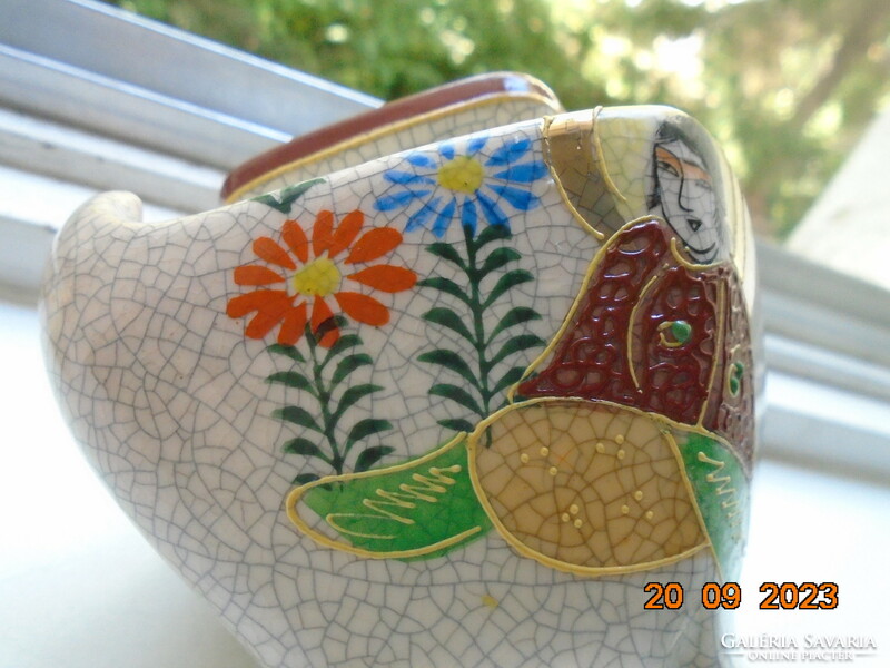 Hand-painted rhombus satsuma moriage incense burner, on 4 legs. With cracked glaze, cannon and flower pattern