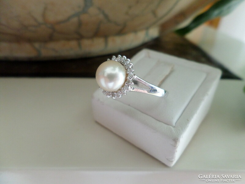 White gold ring with akoya pearl and brilles