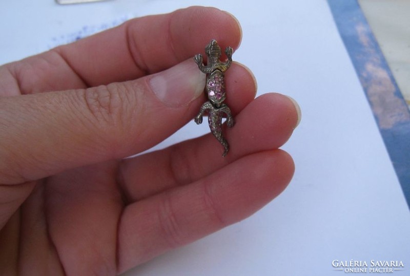 Silver moving lizard piercing, navel piercing