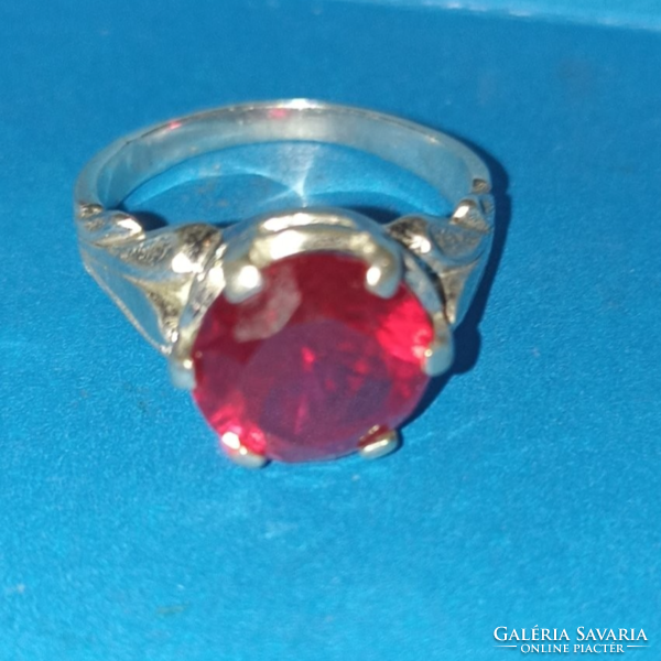 Fehérarany gyűrű  amiben szép rubinszínű kő van.