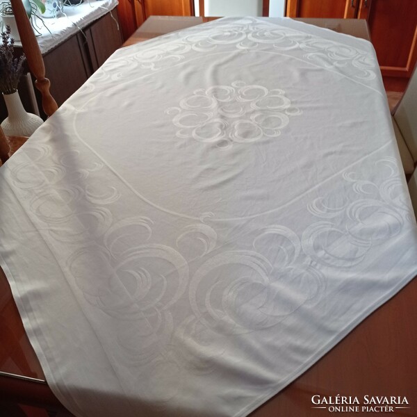 Modern mintás, fehér, vastag, damaszt asztalterítő, 130 x 125 cm