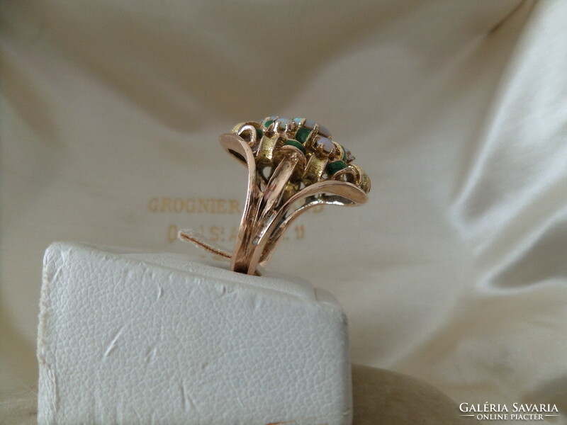 Arany koktél gyűrű valódi opálokkal és zöld zománccal