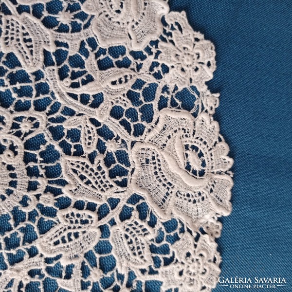 2 snow-white lace tablecloths