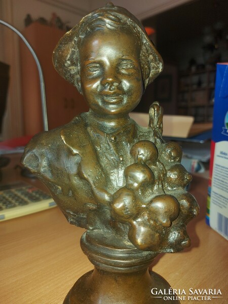 Charming child, bronze statue, 25 cm high, signed