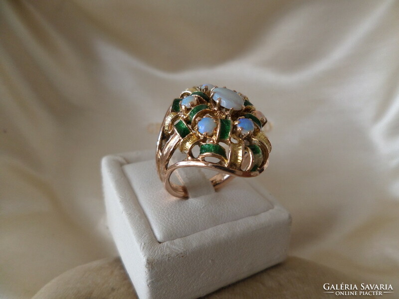 Arany koktél gyűrű valódi opálokkal és zöld zománccal