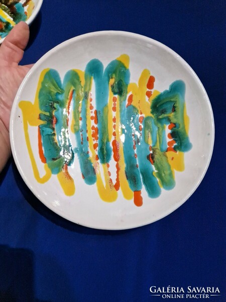 Mihály Béla retro kerámia fali tányér  fehér alapon színes absztrak minta