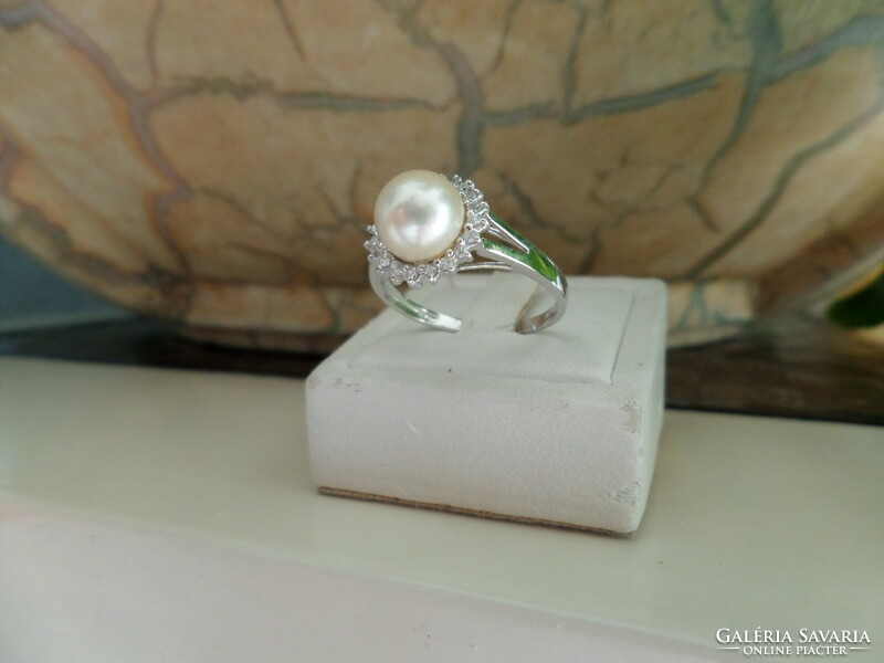Fehér arany gyűrű Akoya gyönggyel és brillekkel