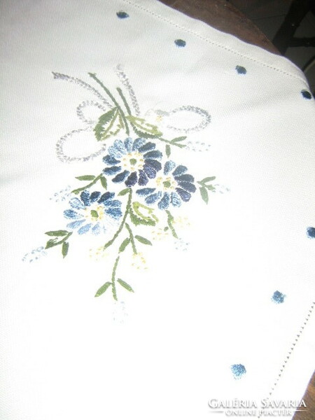 Gyönyörű kék virágos kézzel hímzett azsúros terítő