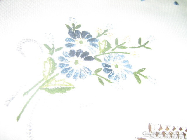 Gyönyörű kék virágos kézzel hímzett azsúros terítő