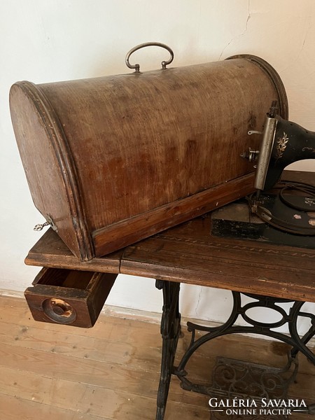 Antik öntöttvas Bobbin varrógép és állvány
