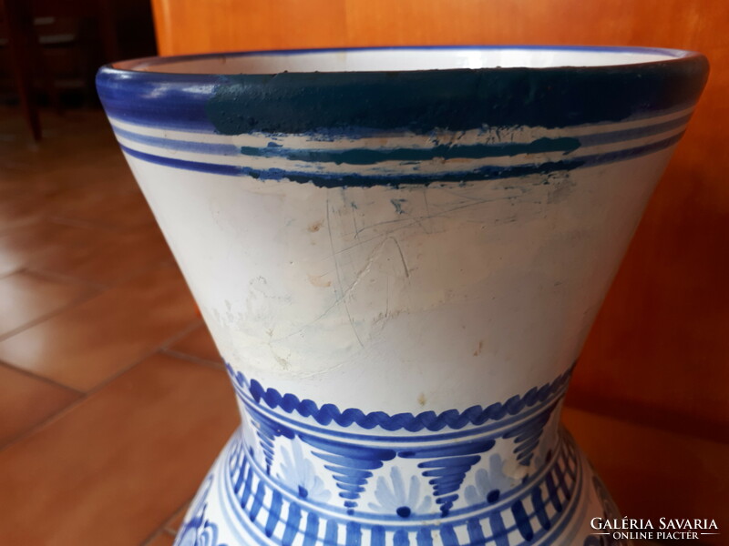 A large ceramic vase in Post-Thaban fashion
