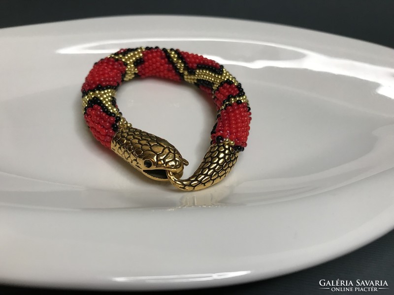 Gyöngyhorgolt karkötő kígyó mintával