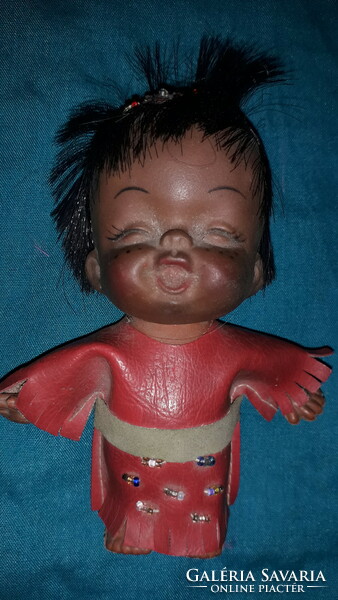 1970. cca JAPÁN kicsi gumi bőrruhás INDIÁN karakterbaba grimaszbaba játék baba 12 cm képek szerint