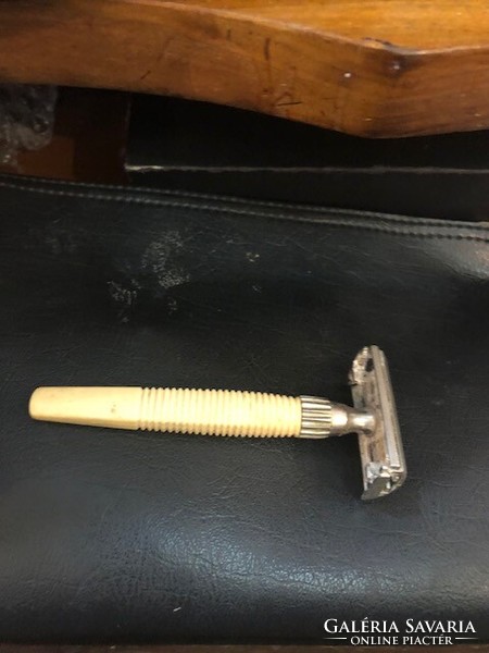 Razor, old, excellent for collectors. 10 cm in size.