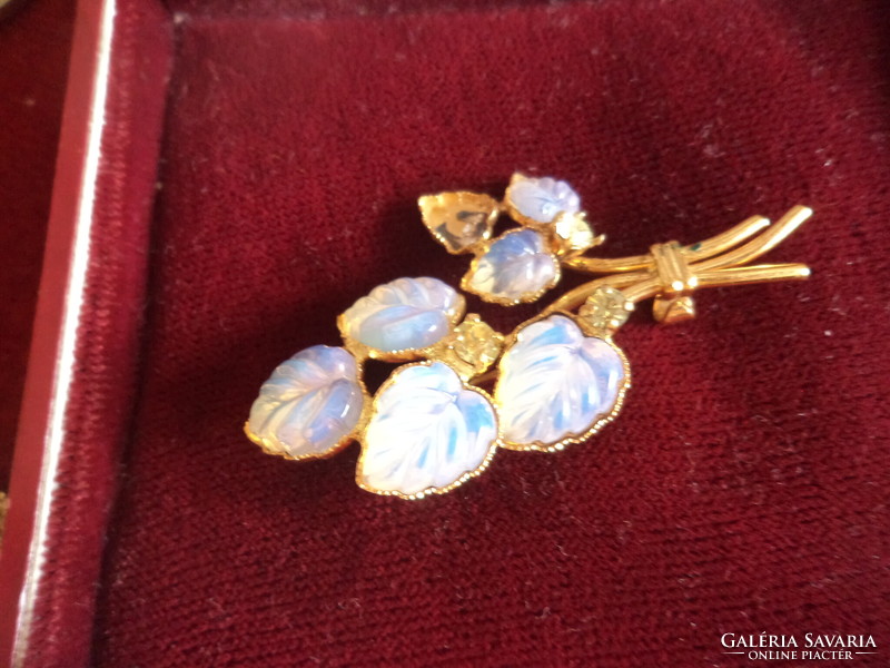 Beautiful brooch, beautiful glass paste? Richly gilded with stones! Also great as a gift!