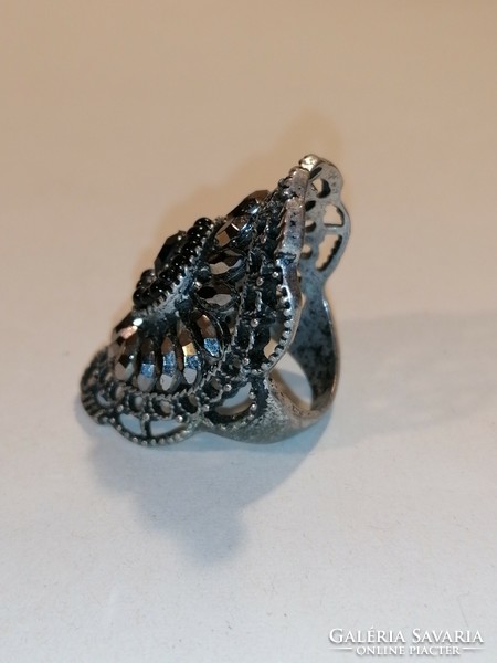 Large fancy ring (145)