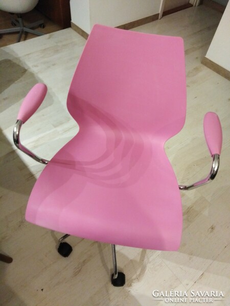 Office chair - design designed / barbie pink