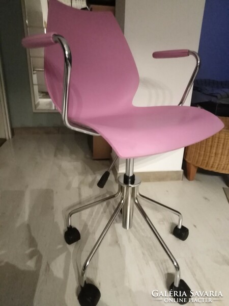 Office chair - design designed / barbie pink