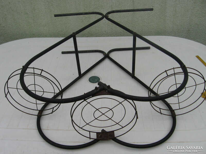 Retro sooters heart shaped iron flower stand