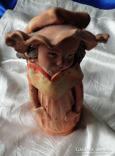Cserép figura, kislány kalapban, 26 cm