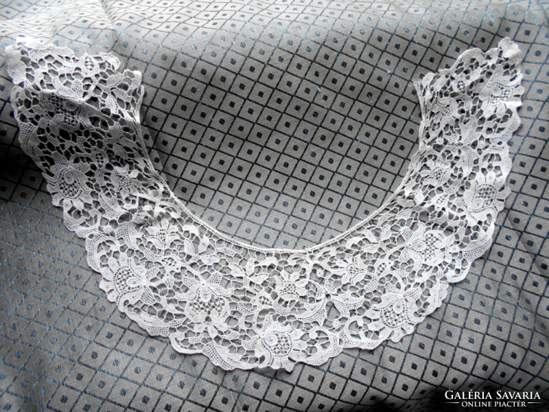 Antique breath-thin Brussels lace - lining or collar -- inner curve 40 cm