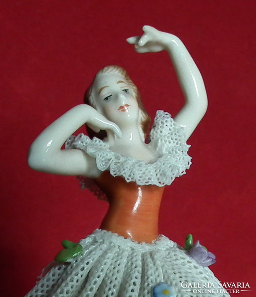 Német porcelán - kicsi balerina figura csipkés szoknyában