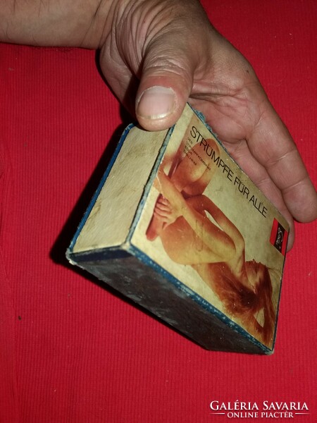 Antik német családi gyufaméretű fa gyufás skatulya erotikus harisnyareklám címkével a képek szerint