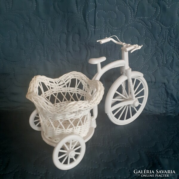 Fehér virágtartó tricikli