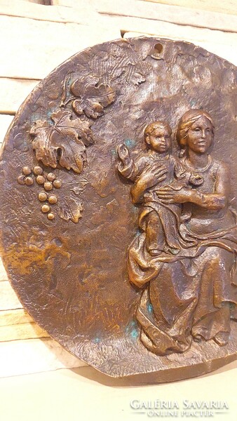 Jelzett antik bronz relief, anya gyermekével