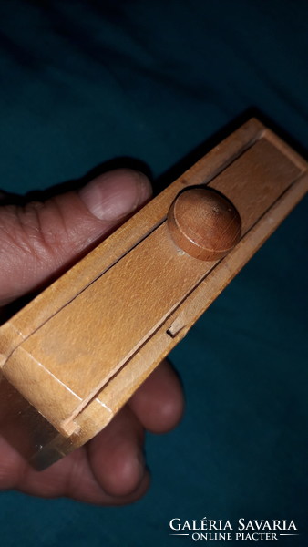 Régi vásáros búcsús Népművész fából készült játék dobozból kibújó kígyó ijesztő a képek szerint