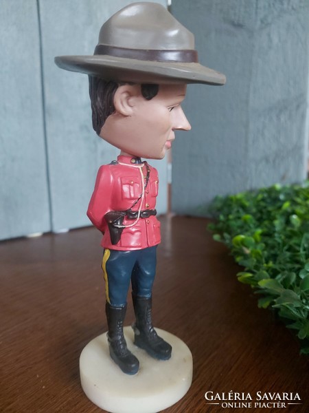 Bólogató fejű Kanadai Királyi Lovasrendőr figura ~15 cm